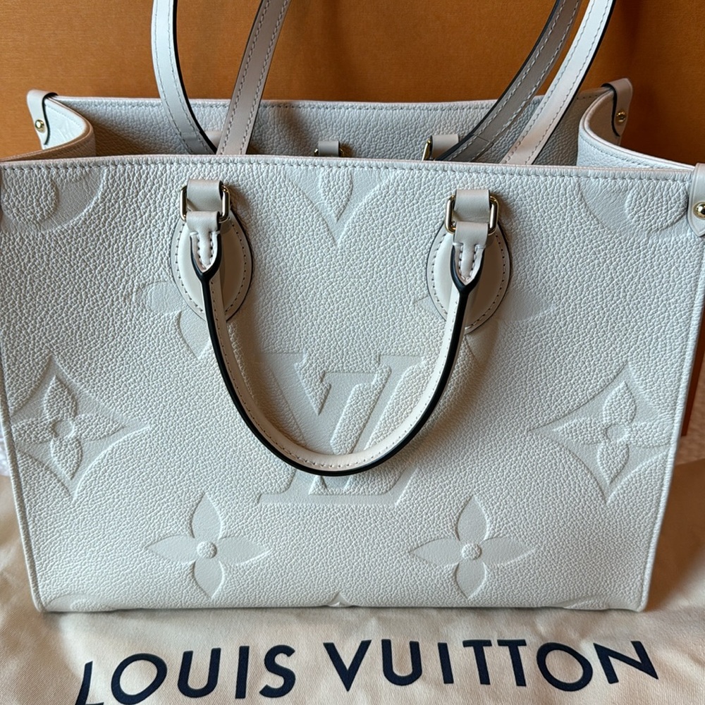 Louis Vuitton OnTheGo MM Cream Tote w/ box and dust bag - Picture 3 of 16